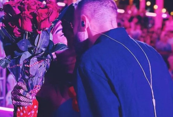 Oana Radu, sărutată pe scenă de un bărbat de la care a primit trandafiri