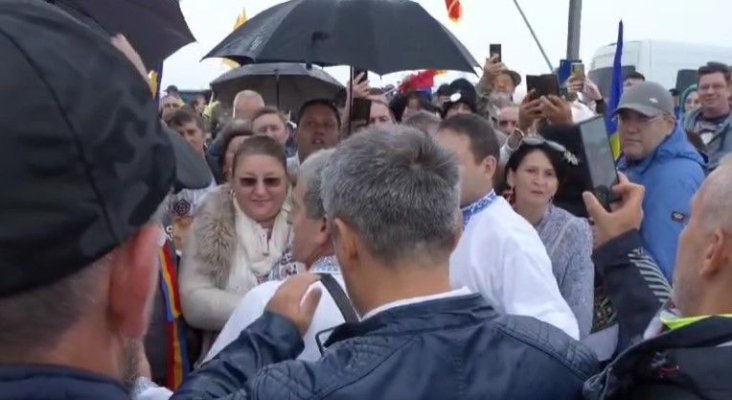 Diana Șoșoacă, umilită și huiduită la un eveniment organizat pe Muntele Găina. Video