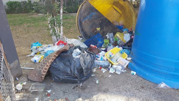 Oamenii străzii iau PET-urile din gunoi și le duc la reciclat