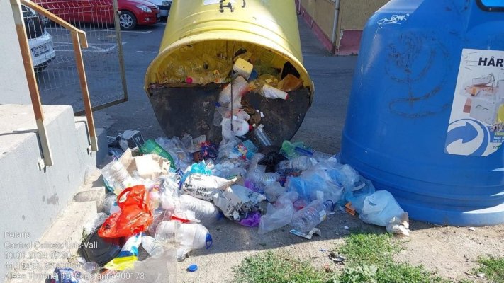 Tomberoanele de Constanța, răsturnate pentru a găsi PET-uri reciclabile