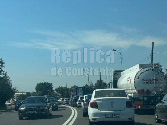 Atenție, șoferi! Se circulă bară la bară pe podul de la Agigea. Video