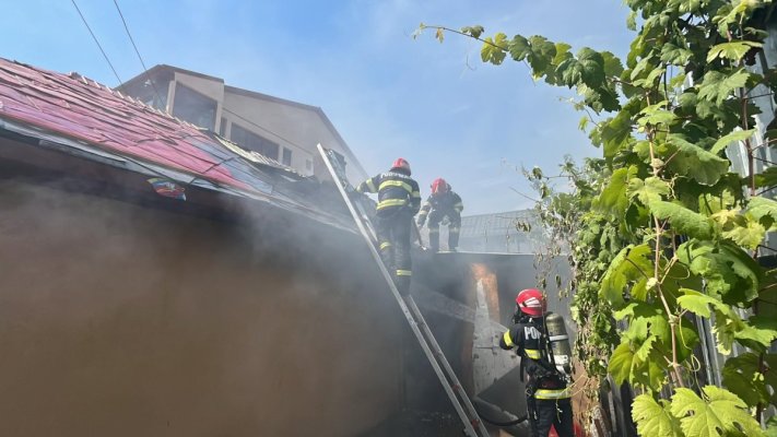 Incendiu la o locuință din Tulcea. Doi copii au fost salvați de pompieri. Video