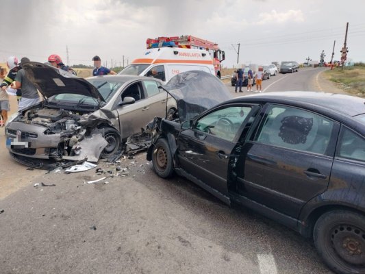 Coliziune între 2 autoturisme, pe DJ212. 9 persoane au fost rănite
