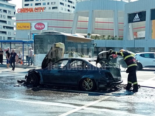 O mașină a ars ca o torță în parcarea de la Vivo Mall. Video