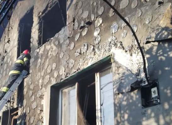 Tragedie la Corbu: două case s-au făcut scrum. Ore în șir s-au luptat pompierii cu flăcările! Video