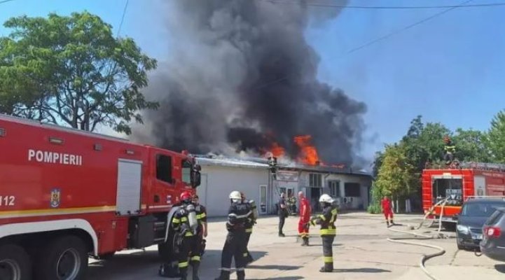 Incendiu violent la un service auto din București