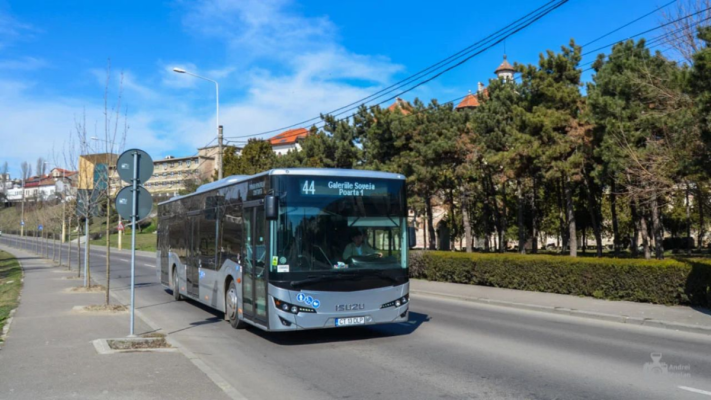 Șoferii de autobuz au început să binedispună călătorii! Baga manele la maximum în mijlocele de transport în comun. Video 