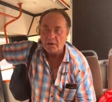Un bețiv cu aere de Don Juan, trecut de prima tinerețe, a confundat autobuzul cu bordelul! Video 