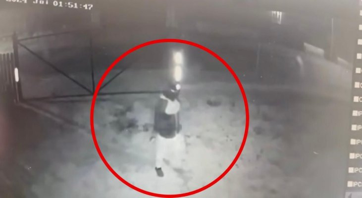 Atenție! Un individ intră mascat în gospodăriile din Topalu și fură tot ce prinde. Video