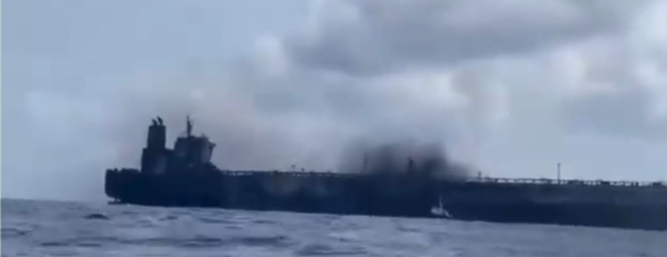 Două nave petroliere s-au ciocnit și au luat foc în apropiere de Singapore