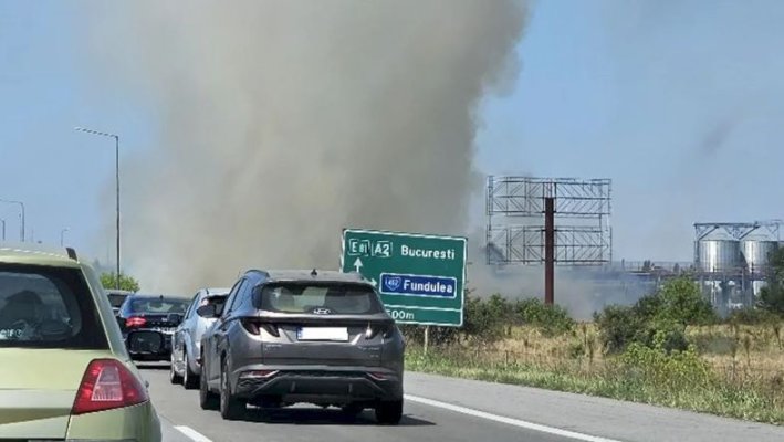 Incendiu de vegetație pe Autostrada Soarelui. Trafic blocat