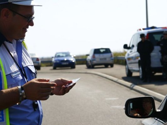 Vitezoman beat și fără permis, prins în Lazu cu aproape 100 km/h.