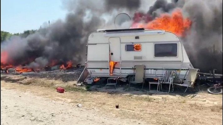 Incendiu în 2 Mai într-un camping de rulote