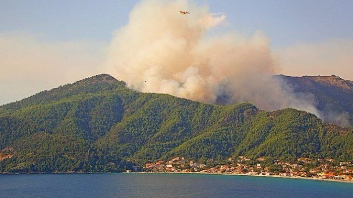 Incendii de vegetație declanșate de fulgere în Thassos