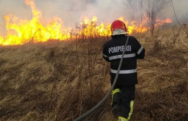 Mai multe gospodării, afectate de incendiu, la Istria. Două persoane au suferit arsuri