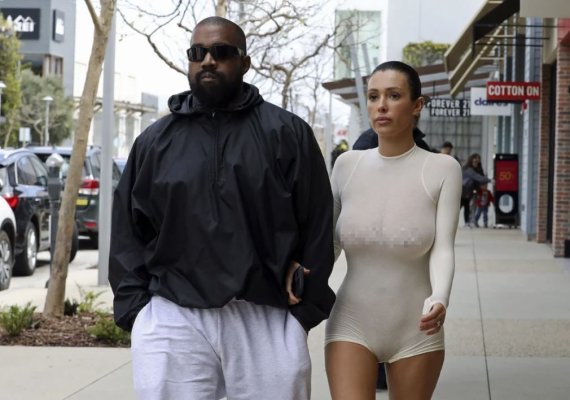 Bianca Censori s-a urcat topless la volan! Soția lui Kanye West, surprinsă în ipostaze provocatoare