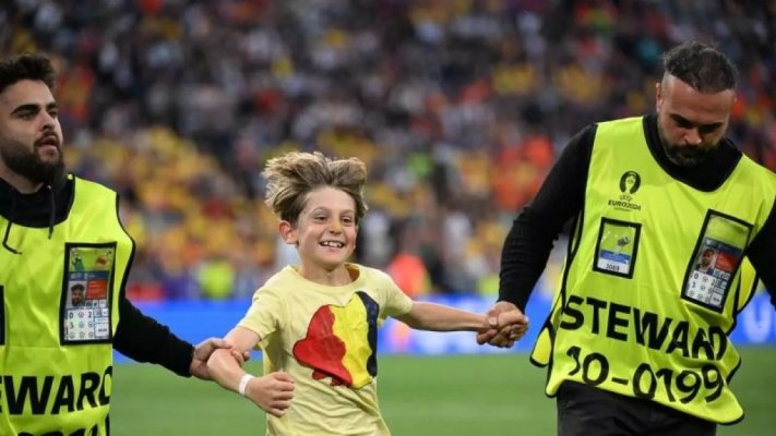 Impresionant! Copilul care a intrat pe teren în timpul meciului România - Olanda a vrut să dea mâna cu Niță 