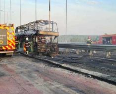 Un autocar supraetajat, plin cu călători ucraineni, a luat foc în mers, pe podul de la Brăila
