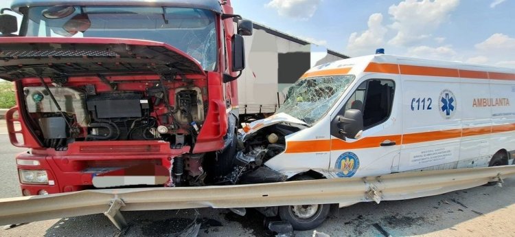 O ambulanță a fost spulberată de un TIR pe autostradă