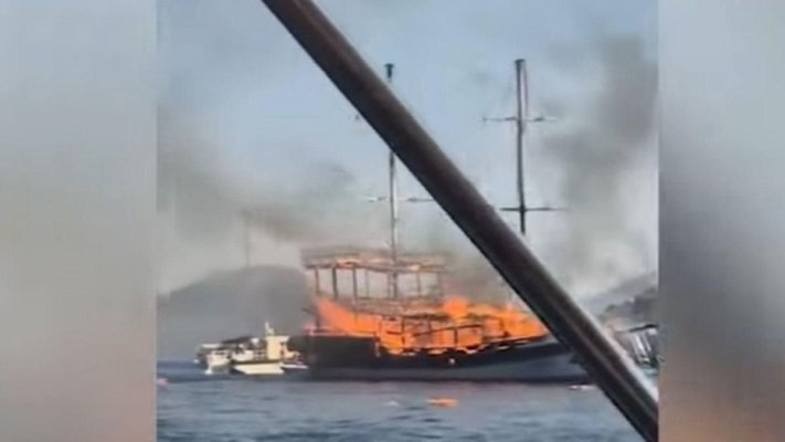 Un iaht cu 110 oameni la bord s-a scufundat după ce a fost cuprins de flăcări lângă Marmaris! Video 