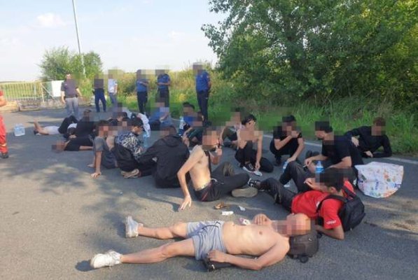 Peste 20 de migranți, aflați la un pas de moarte, au fost descoperiți în remorca unui TIR în Vama Nădlac