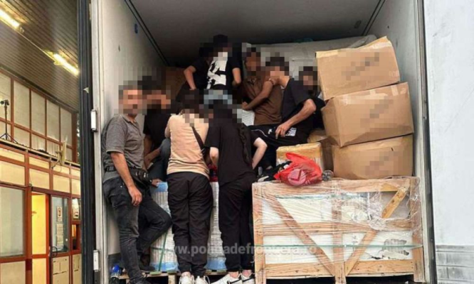 17 persoane din Cuba, Siria şi Irak, găsite ascunse într-un camion, la Vama Nădlac