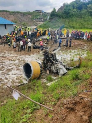 Tragedie în Nepal! 18 persoane și-au pierdut viața, în urma prăbușirii unui avion. Video 