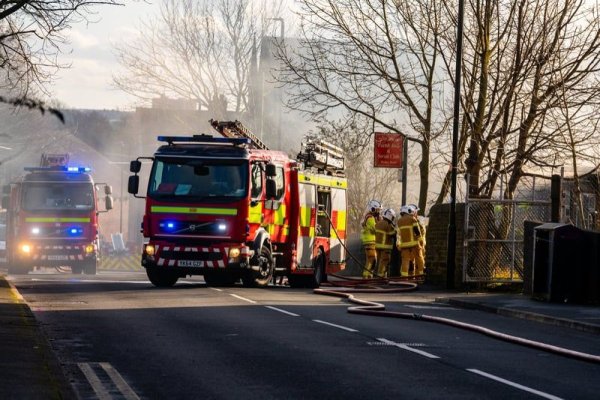 Incident terifiant în Leeds: O tânără de 19 ani și-a incendiat mașina cu cei doi copii înăuntru