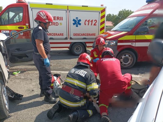 O persoană a murit, după o coliziune între o maşină şi un TIR, în localitatea Ion Roată