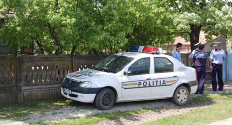 Doi hoți, surprinși de poliție în timp ce dezmembrau o mașină găsită pe stradă pentru fier vechi