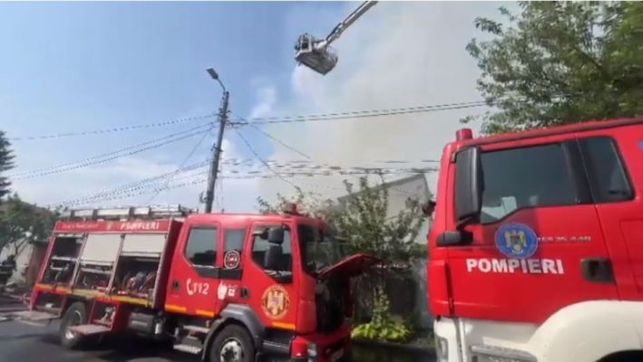 Mai multe case afectate de un incendiu puternic în București