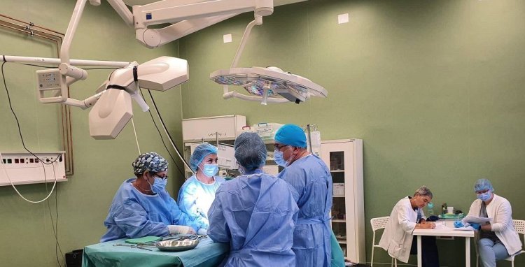 Operație reușită! Medicii au salvat un copil de 9 ani de o tumoră uriașă de 3 kilograme 