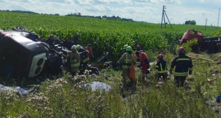 Accident grav în Ucraina. 14 oameni au murit, după ce o cisternă a intrat într-un microbuz