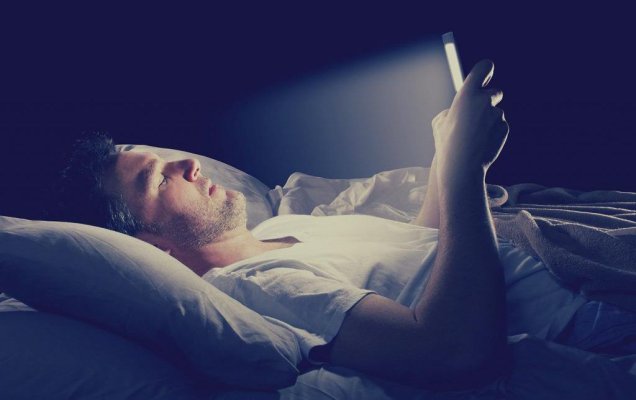 Studiu: Lumina telefoanelor sau a TV-urilor pe timp de noapte crește riscul de diabet
