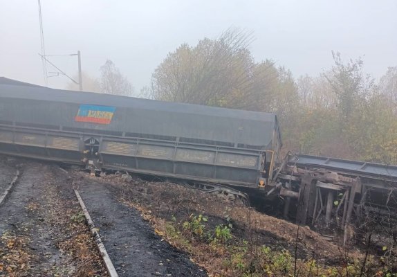 Un tren a deraiat, în gara Medgidia, după ce un stâlp de înaltă tensiune a căzut peste un vagon 