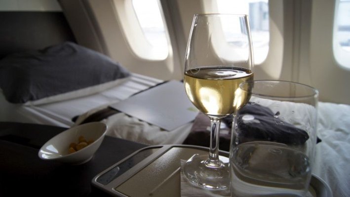 De ce nu este recomandat să consumi alcool în avion și apoi să te culci