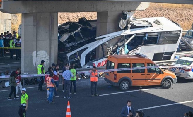 9 morți și 27 de răniți după ce un autocar a intrat într-un pod. Video