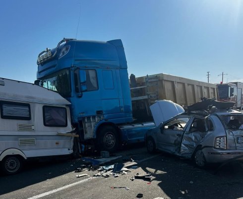 Accident rutier între un TIR și o mașină cu rulotă