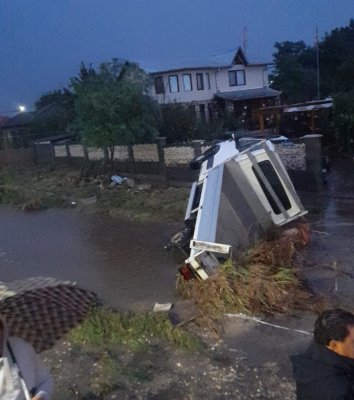 Ore de foc pentru pompierii constănțeni, în urma codului roșu de ploi și vijelii. Video