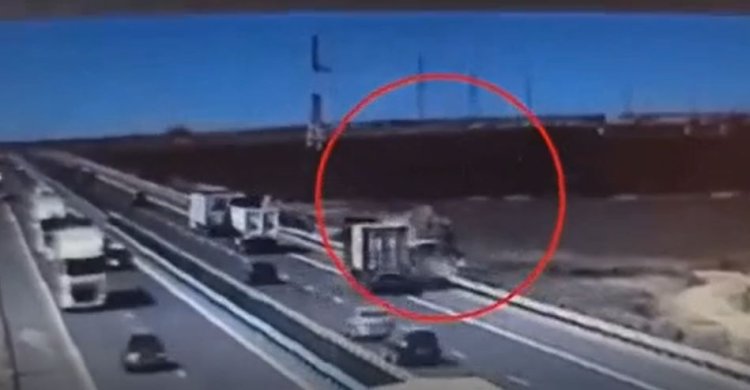 Primele imagini cu microbuzul aruncat de TIR de pe autostrada A4. Video