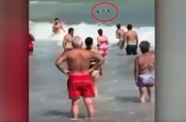 Un copil de 11 ani și tatăl său, la un pas de înec, pe o plajă din Costinești. Video