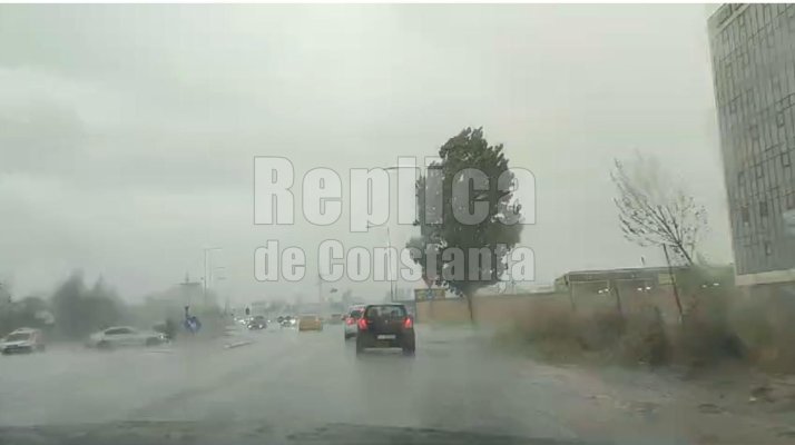 Alertă meteo! Furtuna a făcut prăpăd pe străzile din Constanța. Video