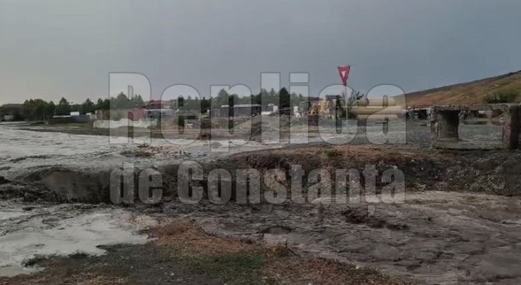 Ploaia torenţială a făcut prăpăd în oraș și în județ! Acoperișuri smulse de vânt și străzi inundate. Video