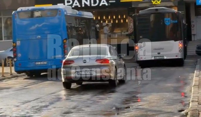 Cu toate că nu avea voie, un șofer a intrat pe interzis, la Cireșica, crezând că... are voie. Video