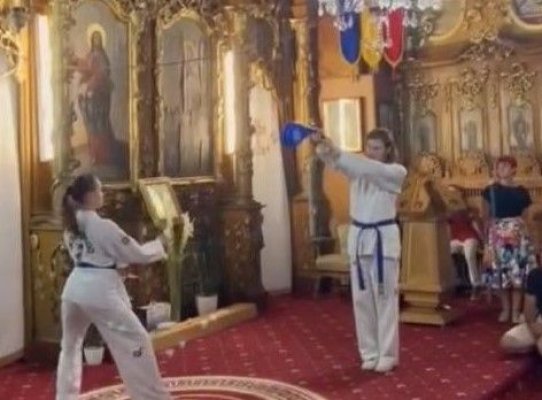 Revoltă pe internet, după o demonstraţie de arte marțiale într-o biserică ortodoxă. Video