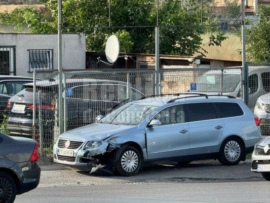 Coliziune între 2 autoturisme, în sensul giratoriu de la Vivo. Video