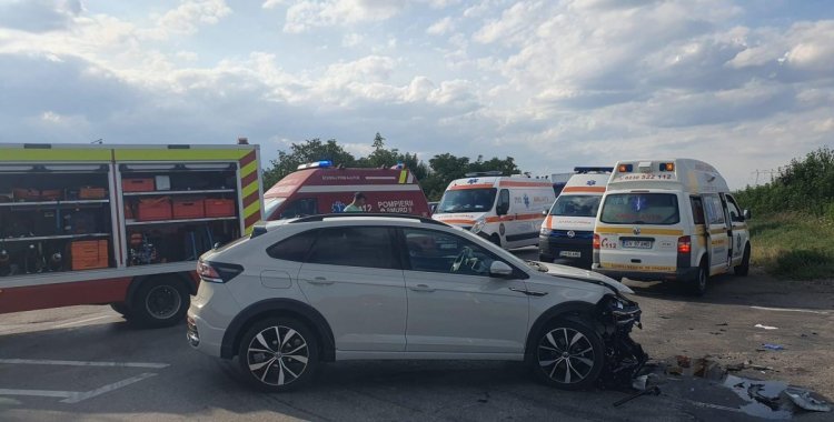Plan roșu de intervenție: 9 persoane au ajuns la spital, în urma unei coliziuni între trei autoturisme. Video