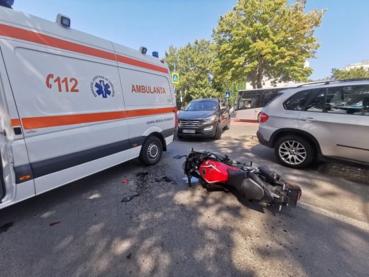 Accident în zona hotelului Bulevard. Un motociclist a fost lovit de o mașină