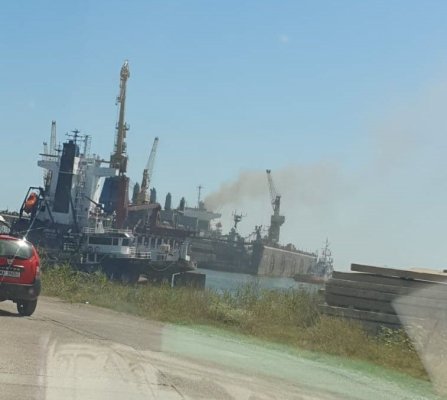 Un vapor arde în Șantierul Naval Midia. Video