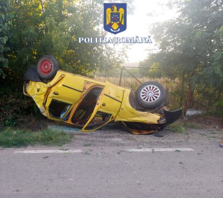 Un bărbat beat și fără permis a produs un accident rutier după care și-a lăsat prietenul în mașină și a fugit